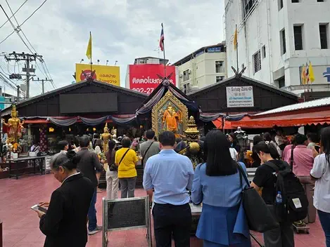 Huai Khwang atmosphere near the Ganesha Shrine